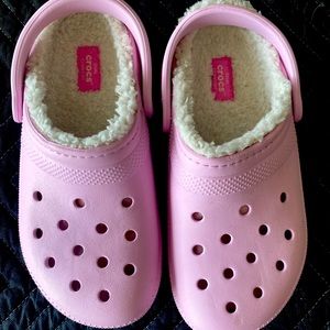 New without tags size 5 lined crocs